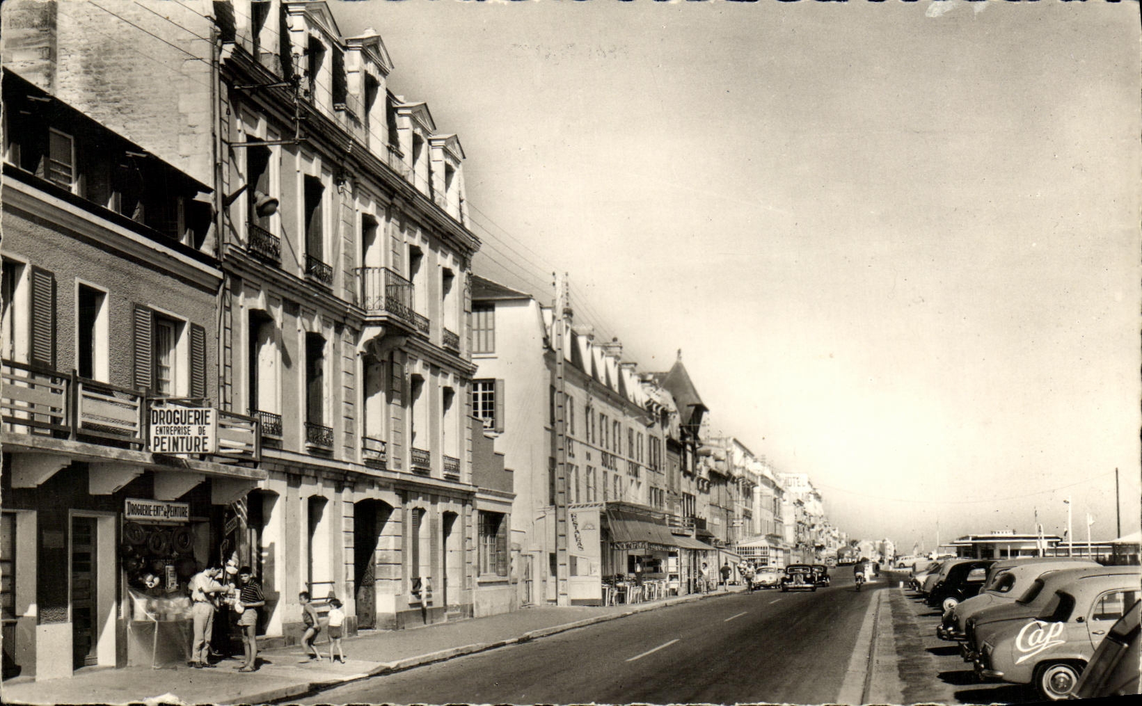 POSTAL MODERNA Lucas en la calle del mar del doctor Charcot y los hoteles