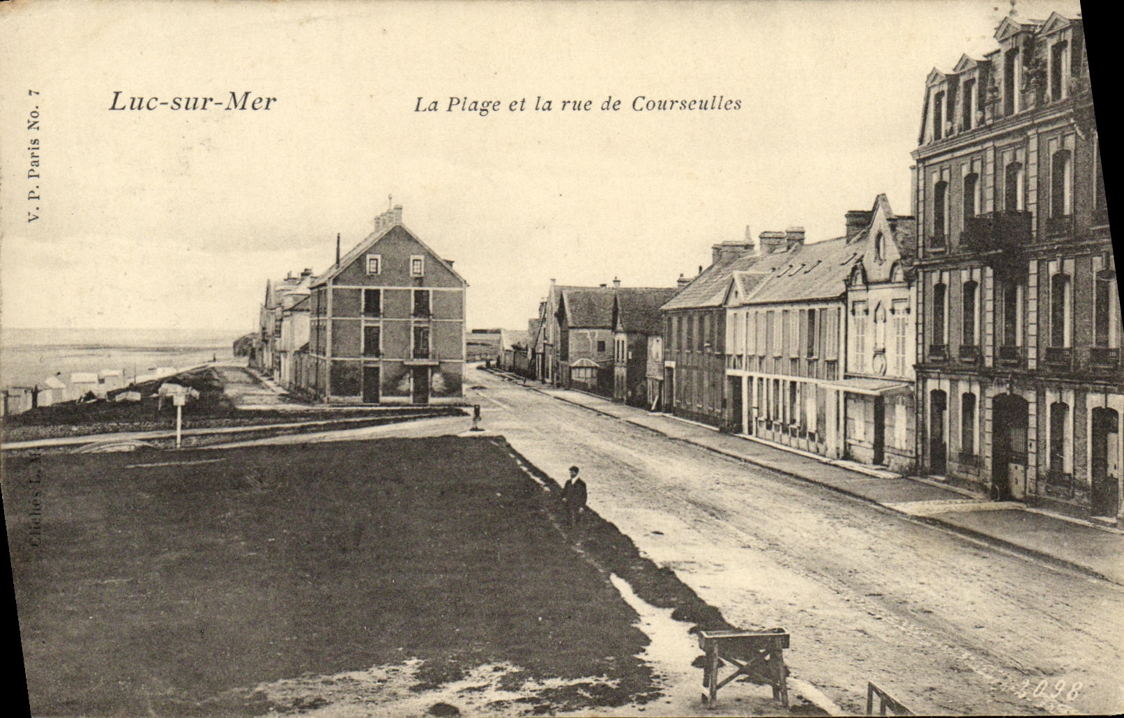 POSTAL Lucas de la VENDIMIA en el mar la playa y la calle de Courseulles