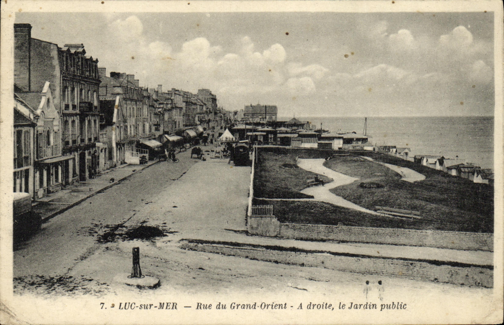 CPA Luc Sur Mer Rue du Grand Orient A Droite le Jardin 