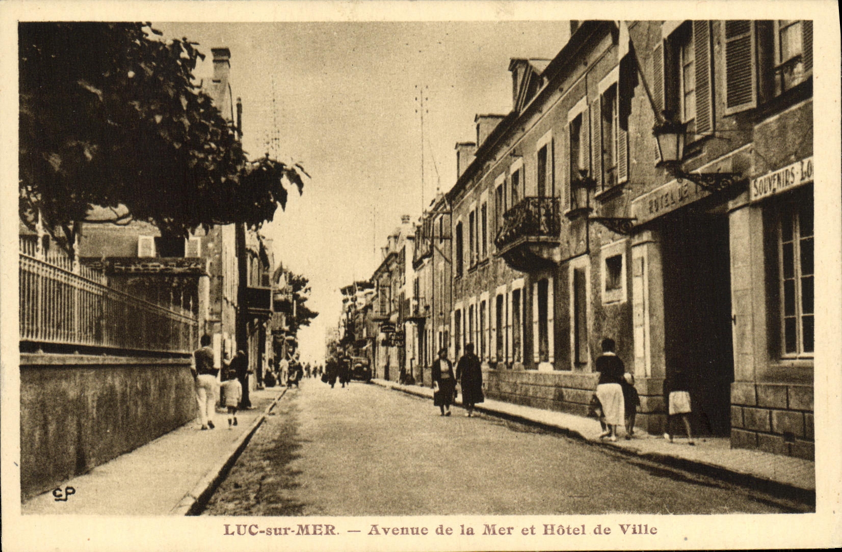CPA Luc Sur Mer Avenue de la Mer et Hotel de Ville