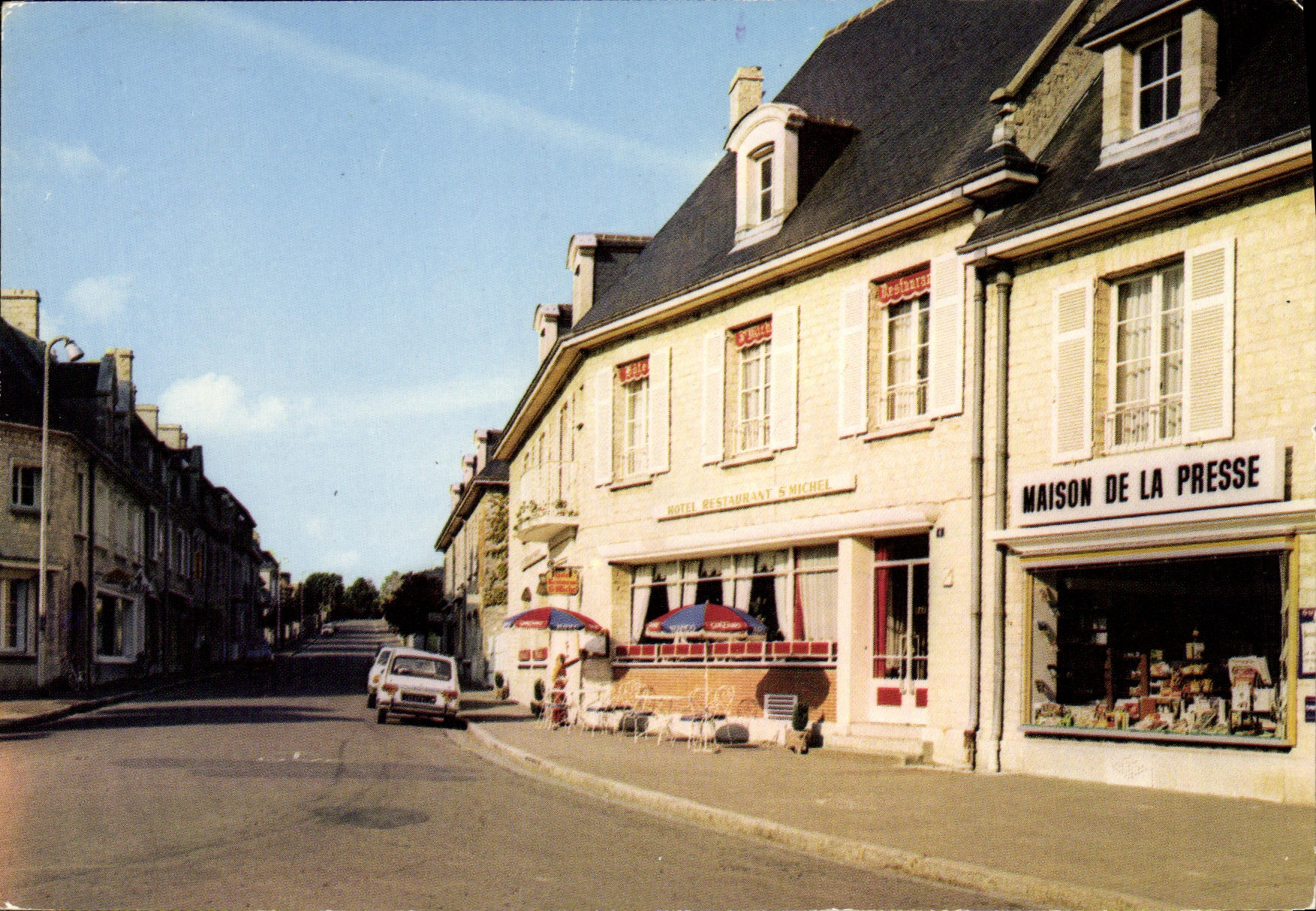 CPM Aunay sur Odon Rue de Caen Maison de la Presse Hotel Restaurant St Michel