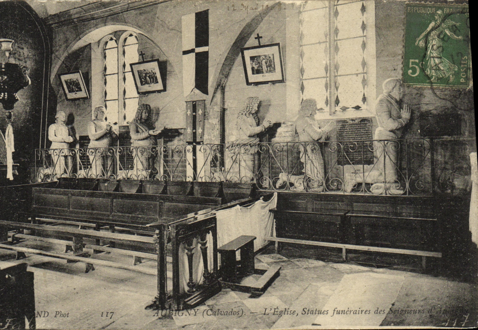 CPA Aubigny Eglise Statues funeraires des seigneurs