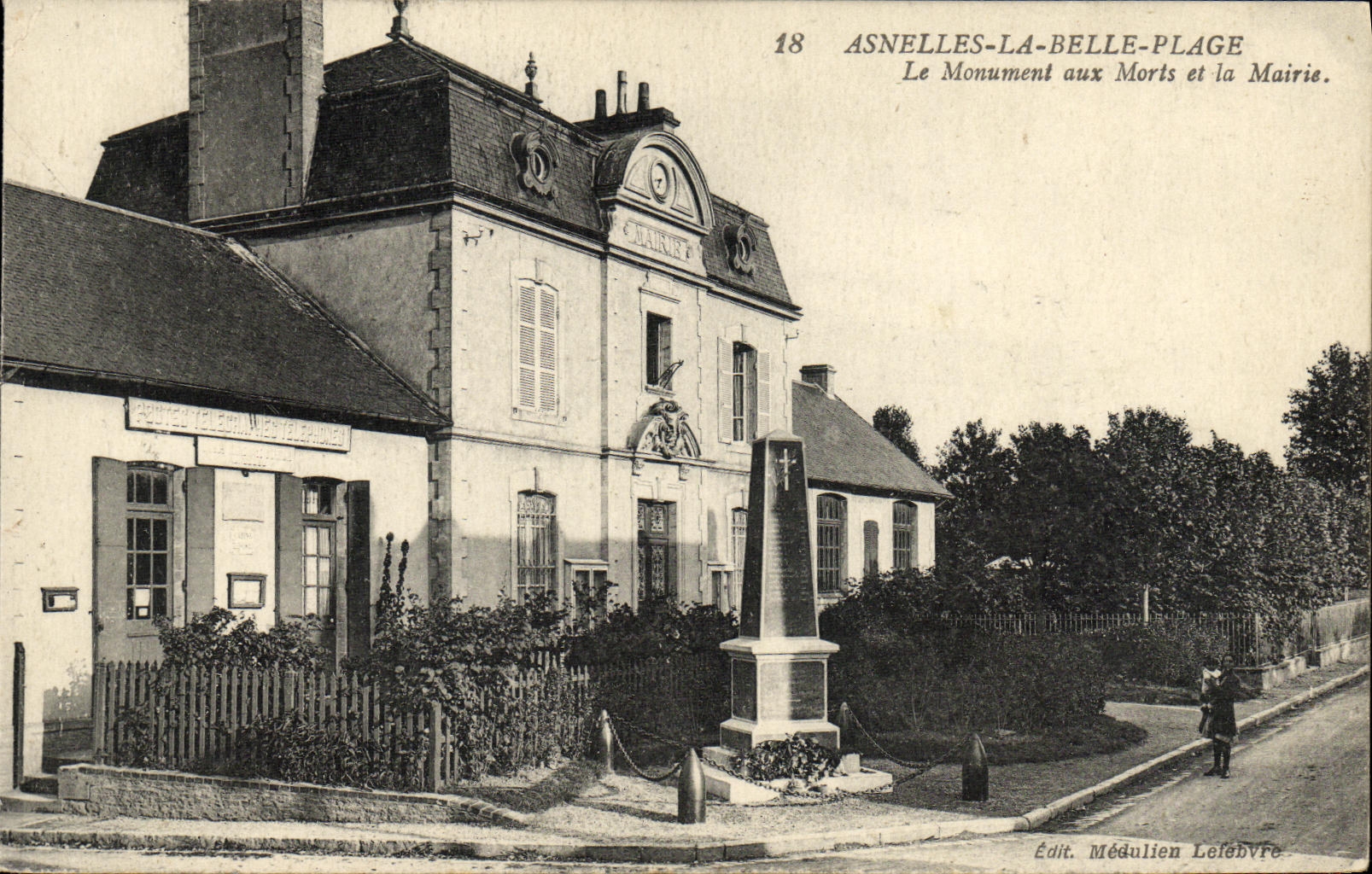 CPA Asnelles La Belle Plage Le monument aux morts et la mairie Militaria