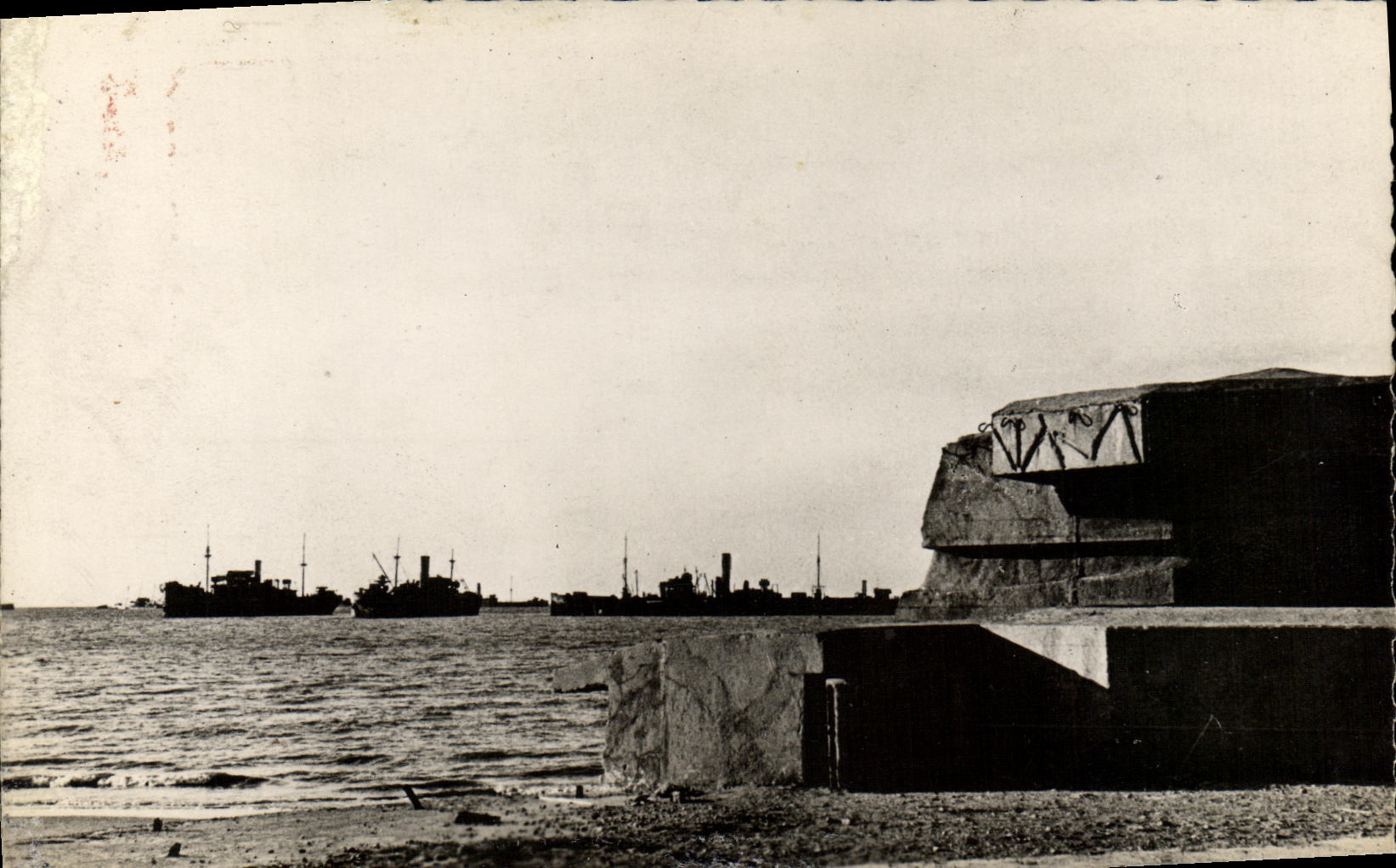 MODERN CARD Asnelles on Sea Seen Beach Golf boats of the unloading Militaria Bunker