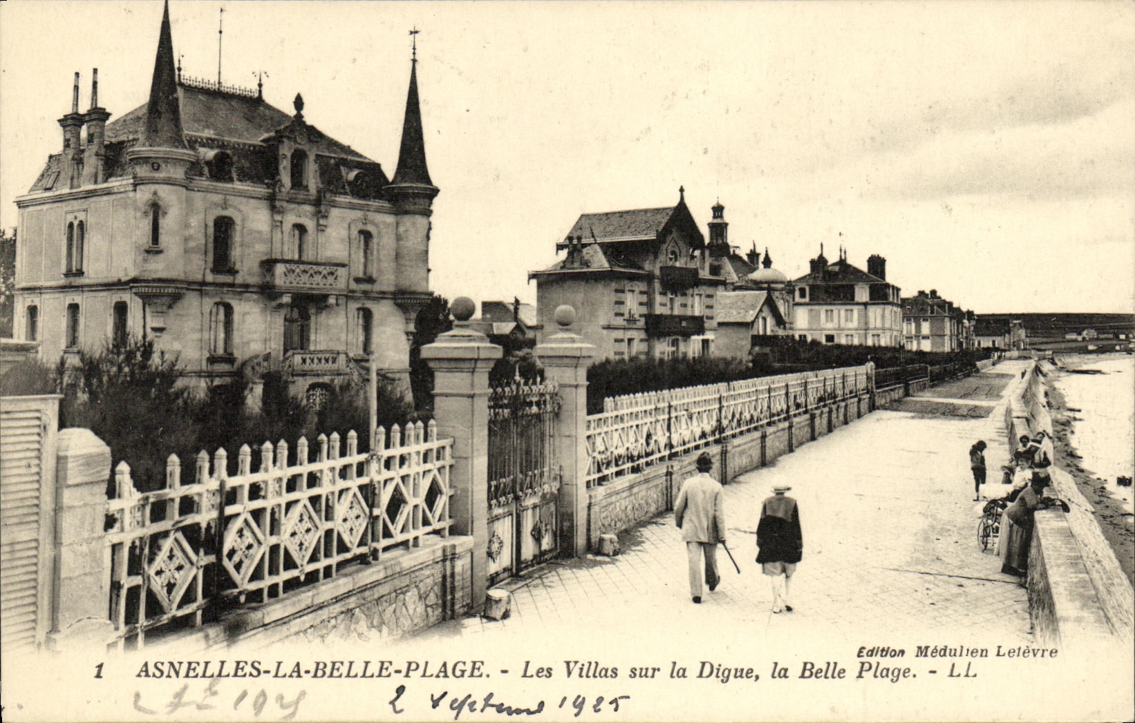 VINTAGE POSTCARD Asnelles the Beautiful Beach Villas on the Dam the Beautiful Beach
