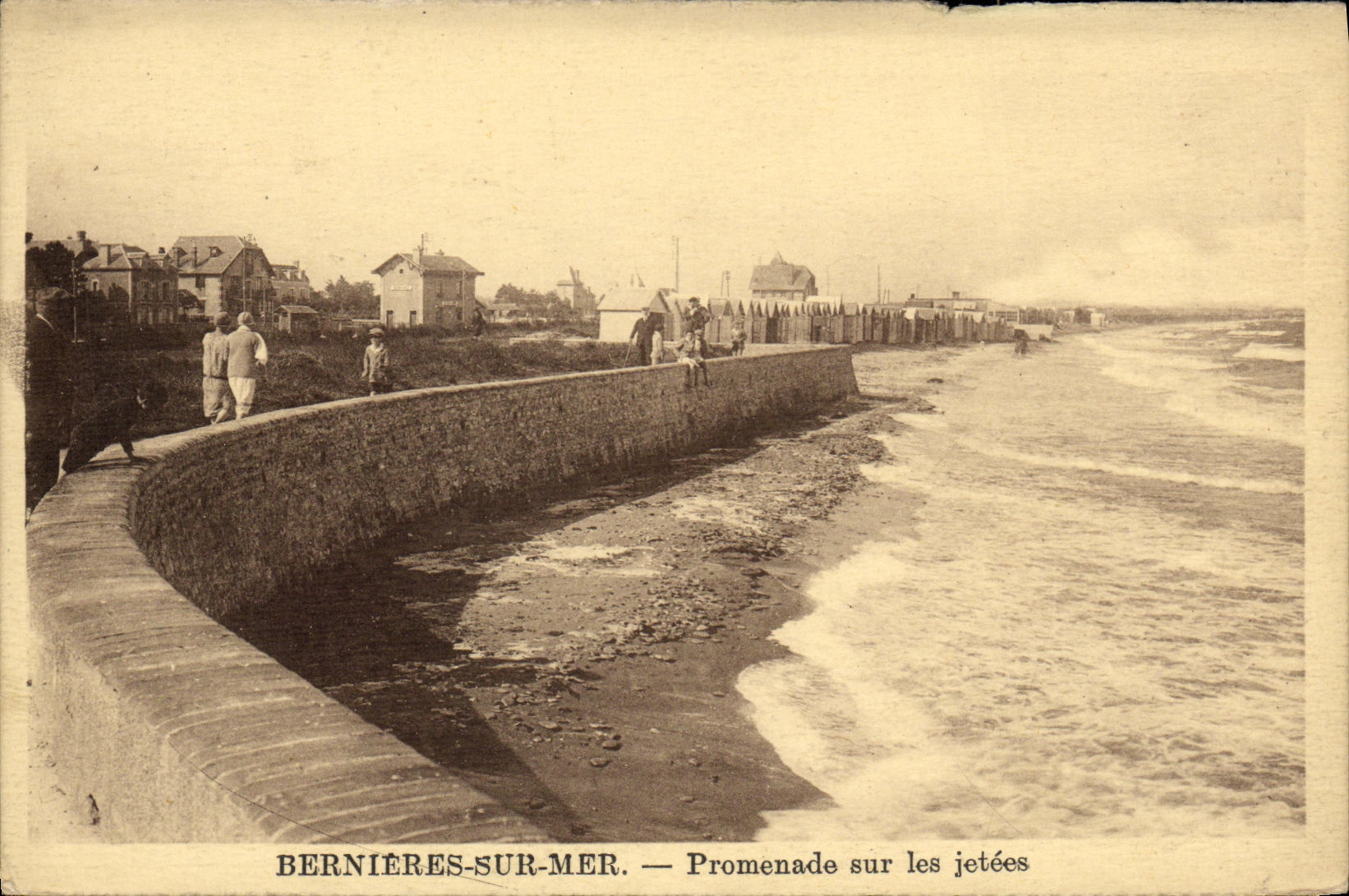 CPA Bernieres Promenade sur les jetees