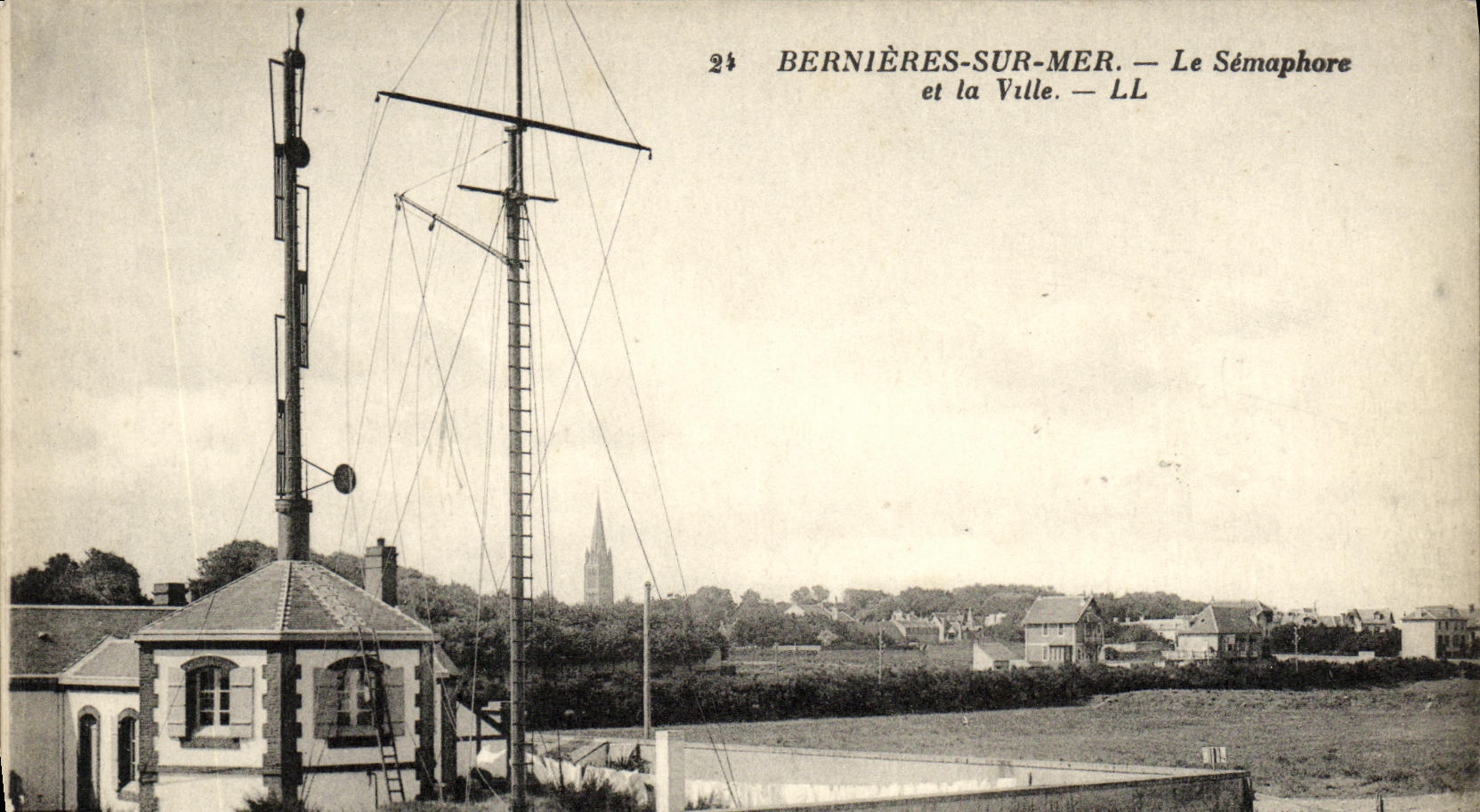 CPA Bernieres sur Mer Le Semaphore et la ville