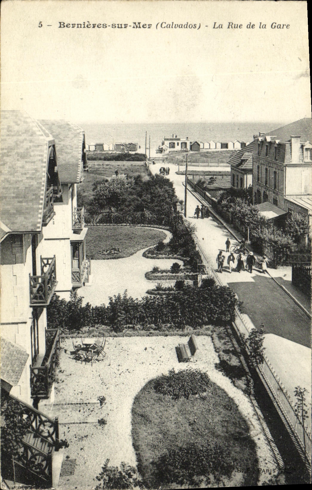 CPA Bernieres La Rue de la Gare 