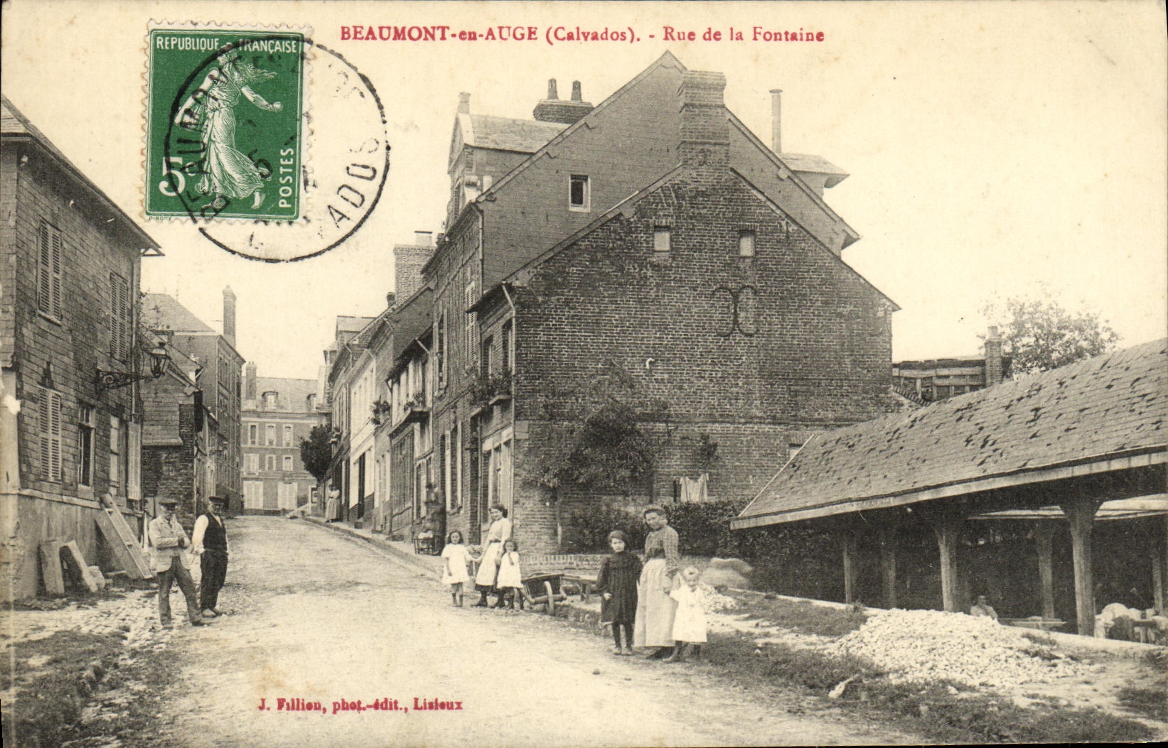 CPA Beaumont en Auge Rue de la Fontaine Femme Enfants
