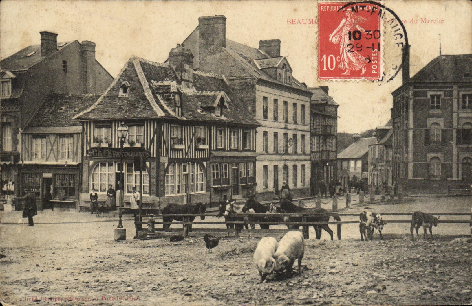 CPA Beaumont en Auge La Place du Marche Cochons chevaux 