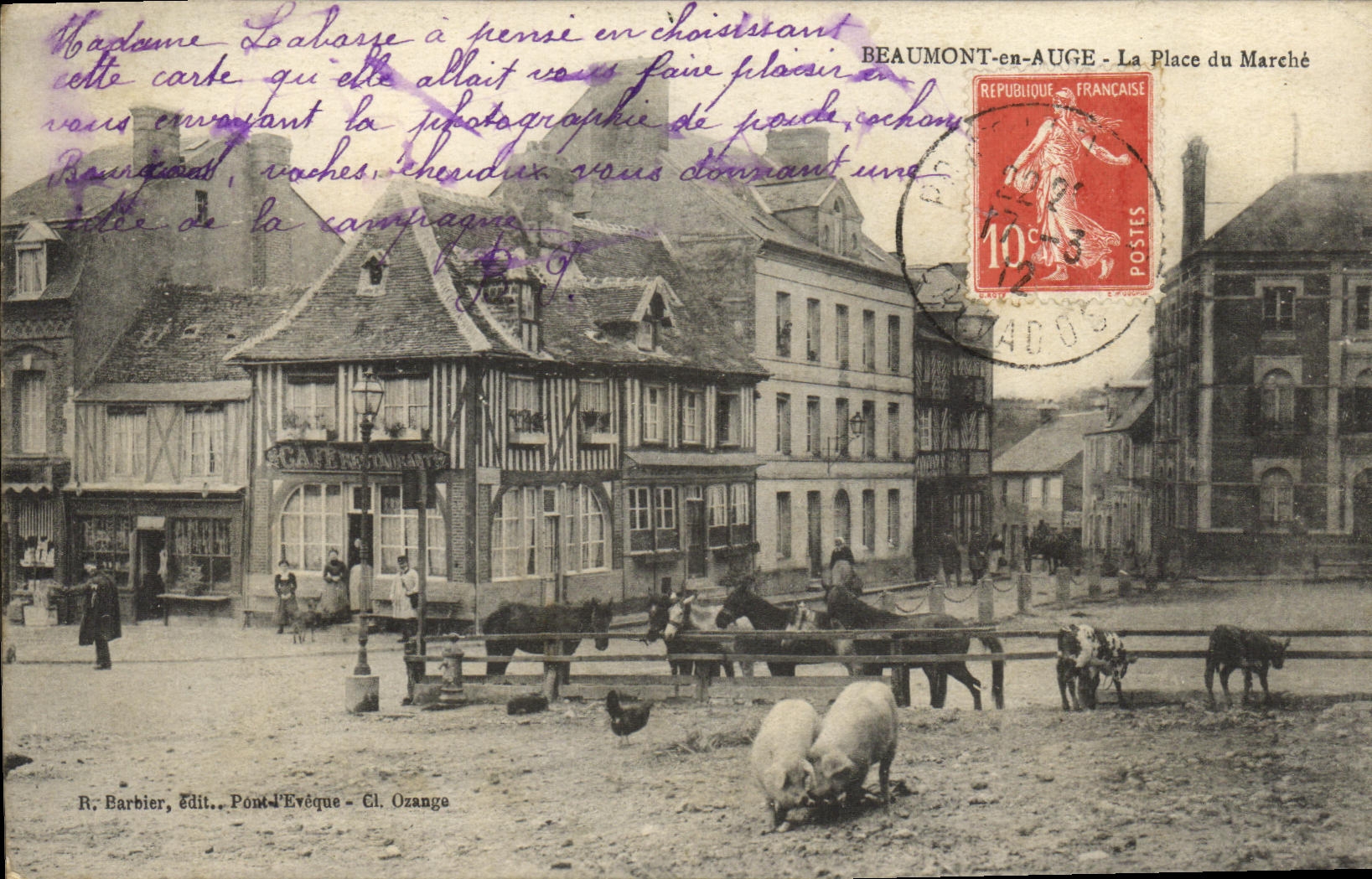 CPA Beaumont en Auge La Place du Marche Cochons chevaux 