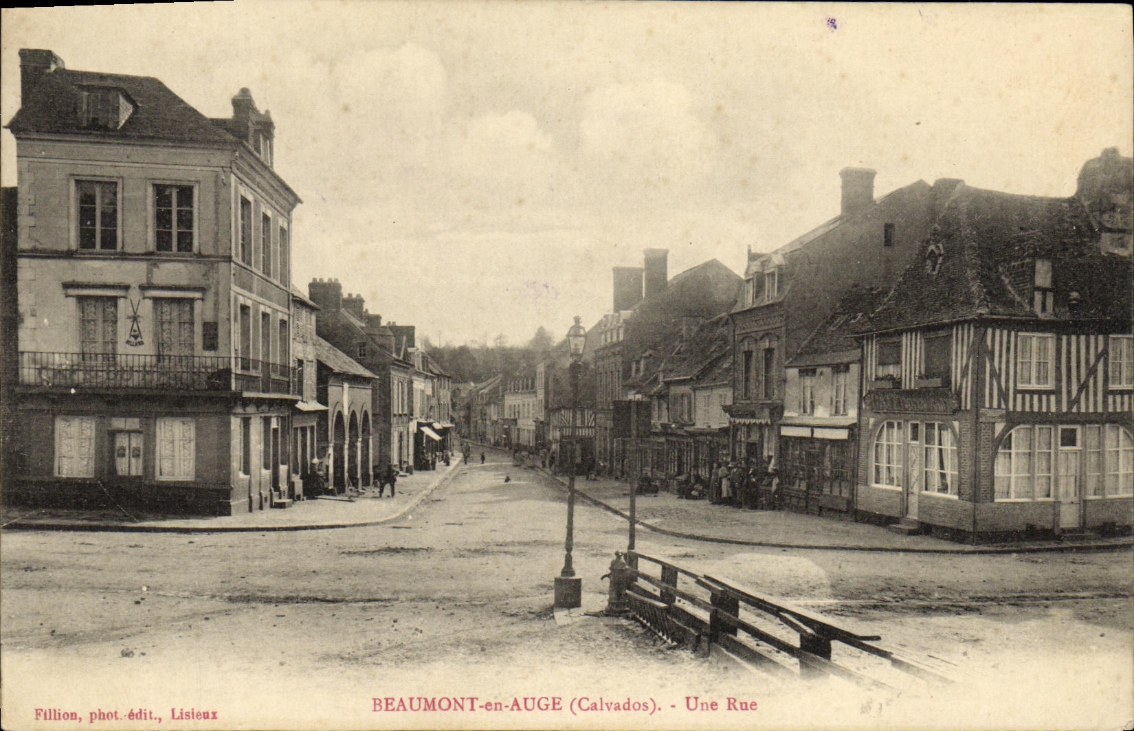 CPA Beaumont en Auge Une Rue