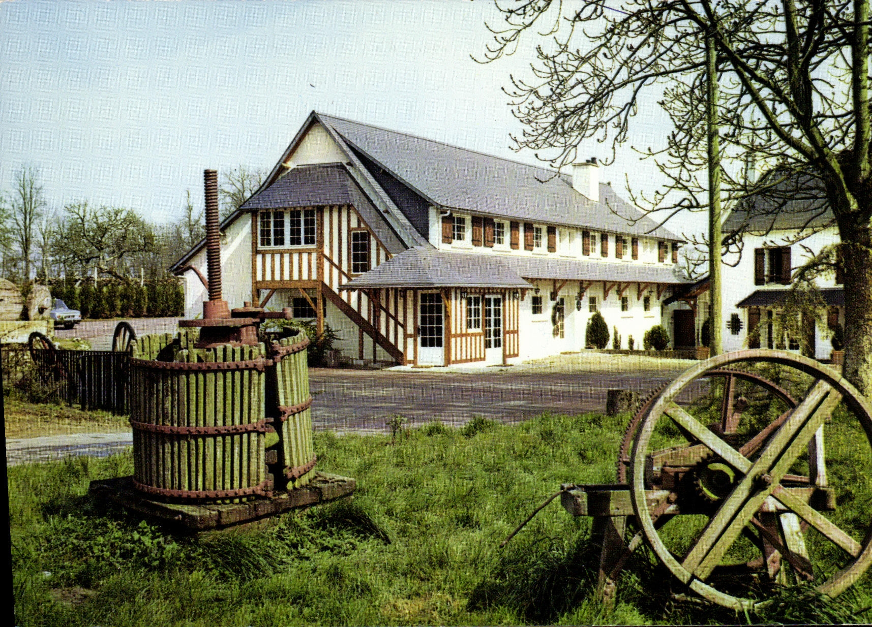 CPM Dans un carde de Vendure Hostellerie du Moulin du Pre Bavent