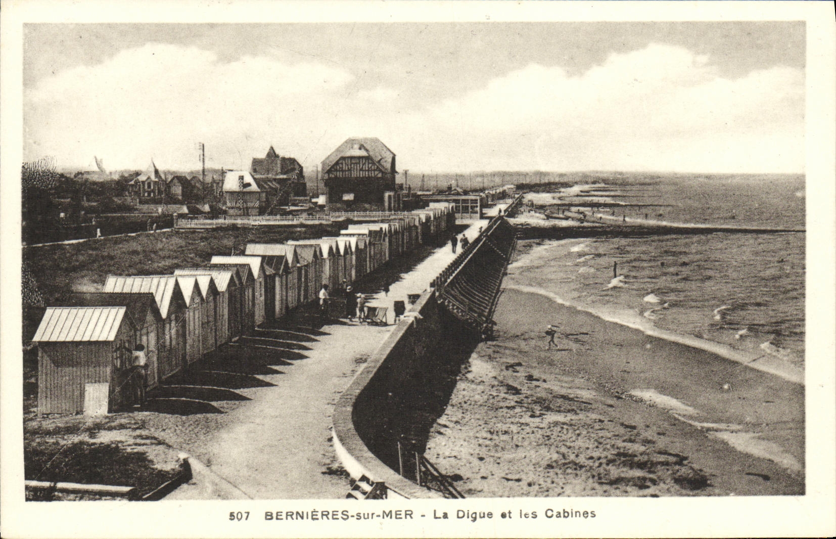 CPA Bernieres sur Mer La digue et les cabines