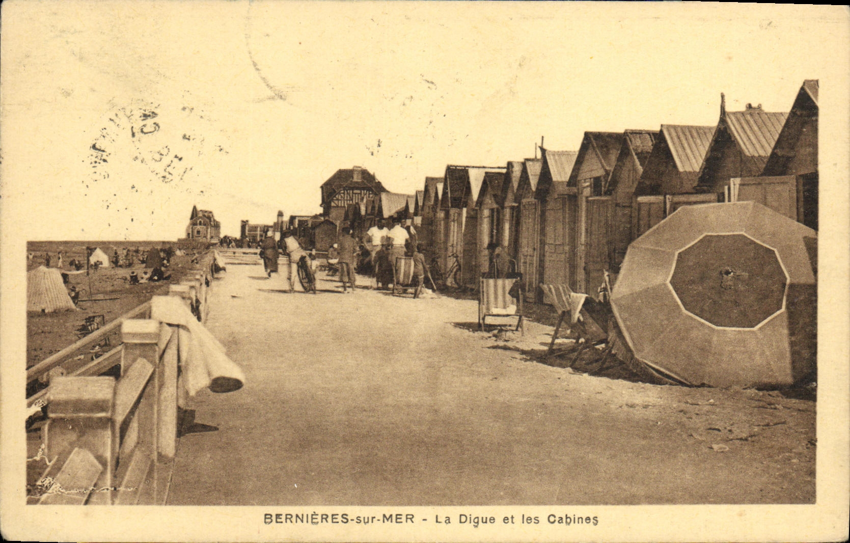 CPA Bernieres sur Mer La Digue et les Cabines