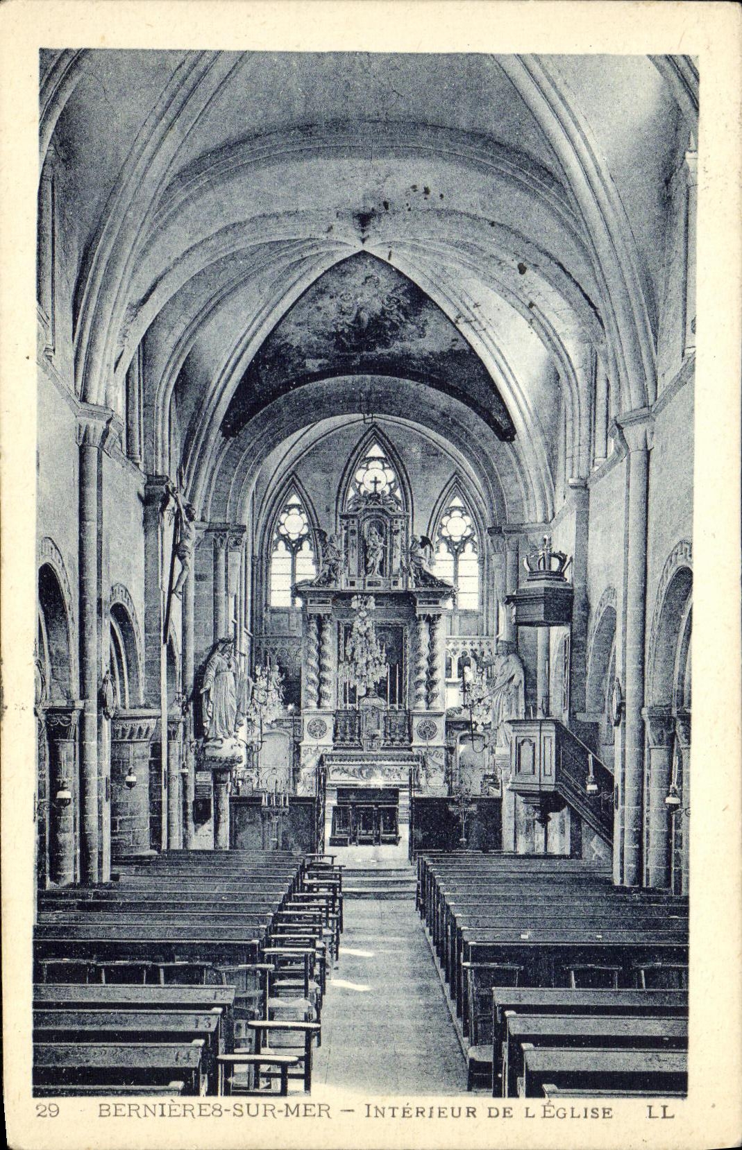CPA Bernieres sur Mer Interieur de L Eglise