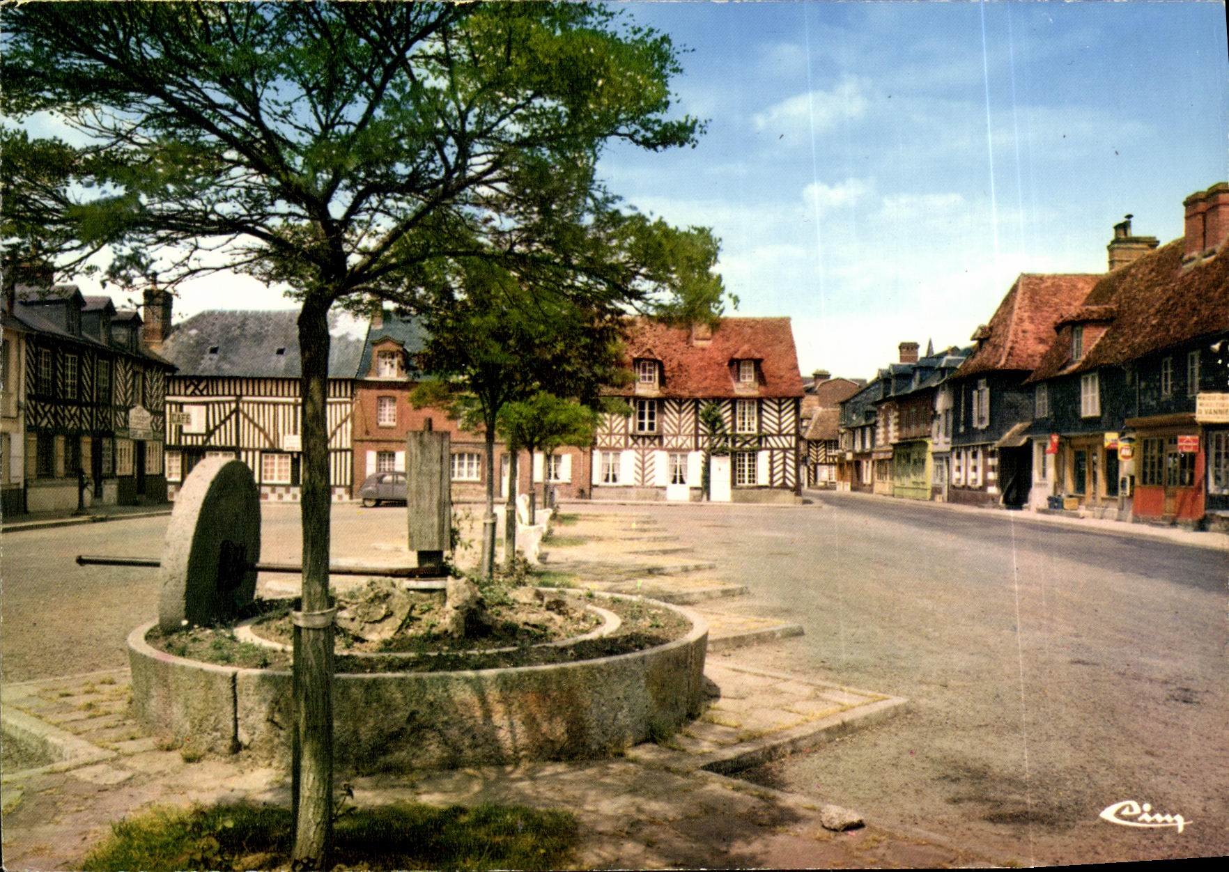 CPM Beuvron en Auge Place de la Pompe
