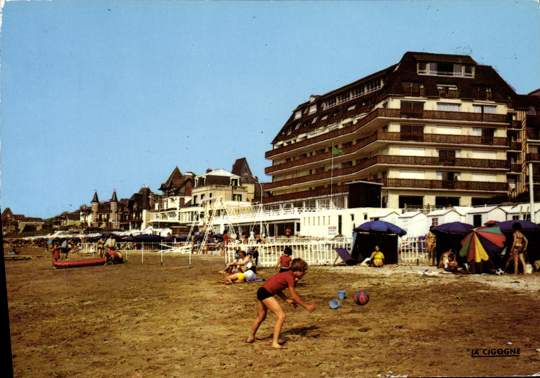 CPM Blonville sur Mer Les jeux sur la Plage