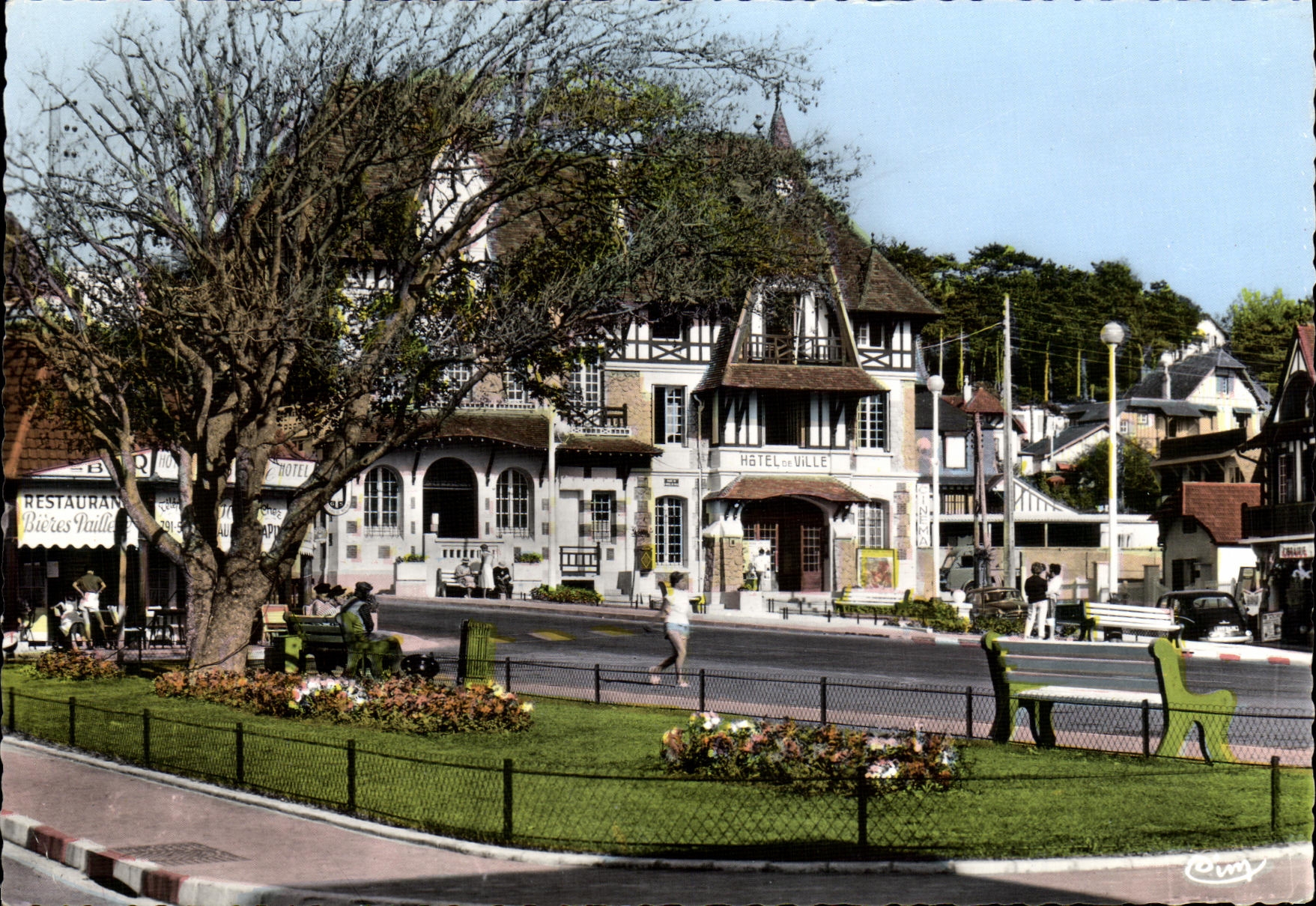 CPM Blonville sur Mer L Hotel de Ville et les Jardins