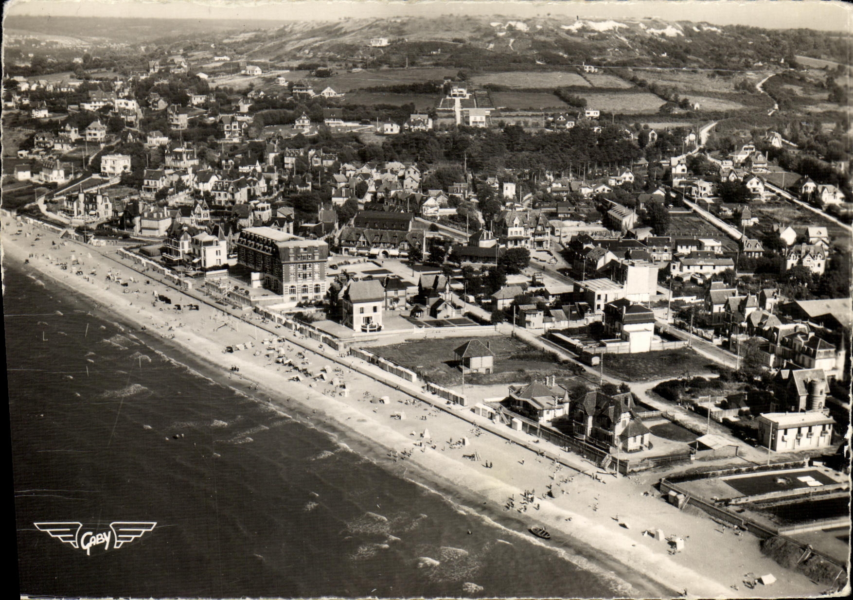 CPM Blonville sur Mer Vue d ensemble de la plage