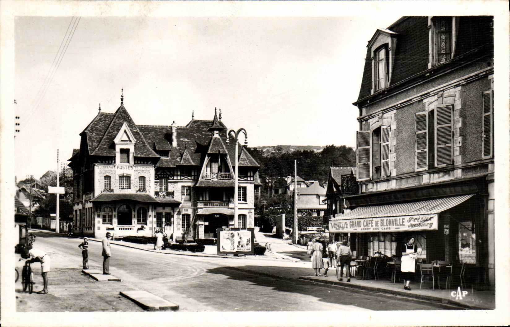 CPM Blonville sur Mer La Mairie et la Poste Grand Cafe de Blonville
