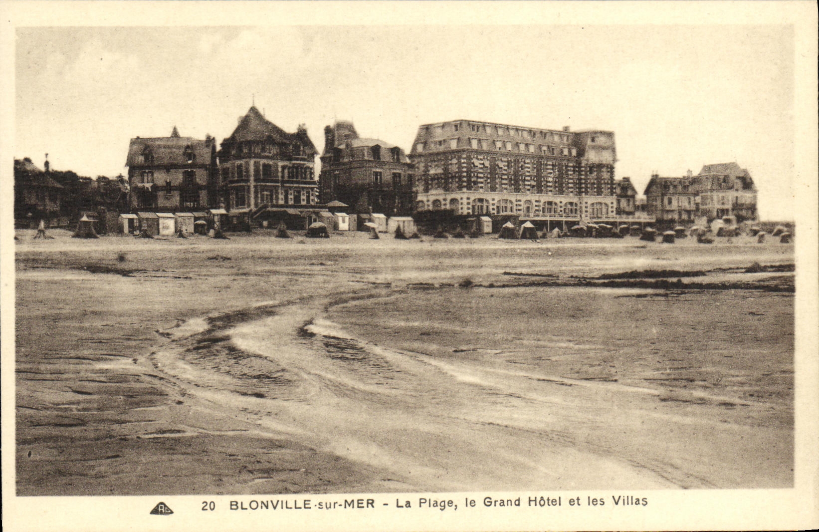 CPA Blonville sur Mer La Plage Le Grand Hotel et les Villas