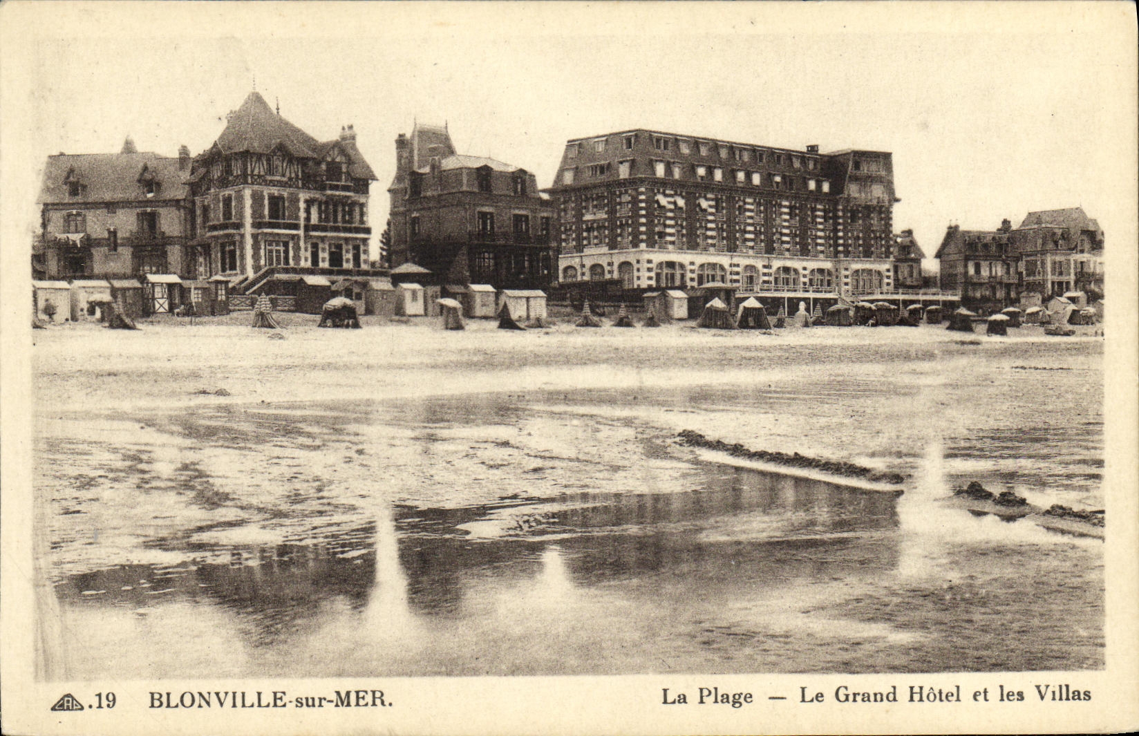 CPA Blonville sur Mer La Plage Le Grand Hotel et les Villas