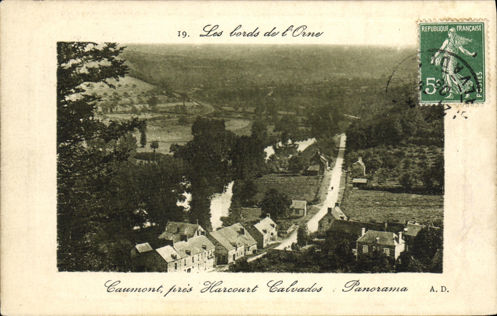 Panorama cercano del Apple brandy de Caumont Harcourt de la POSTAL de la VENDIMIA