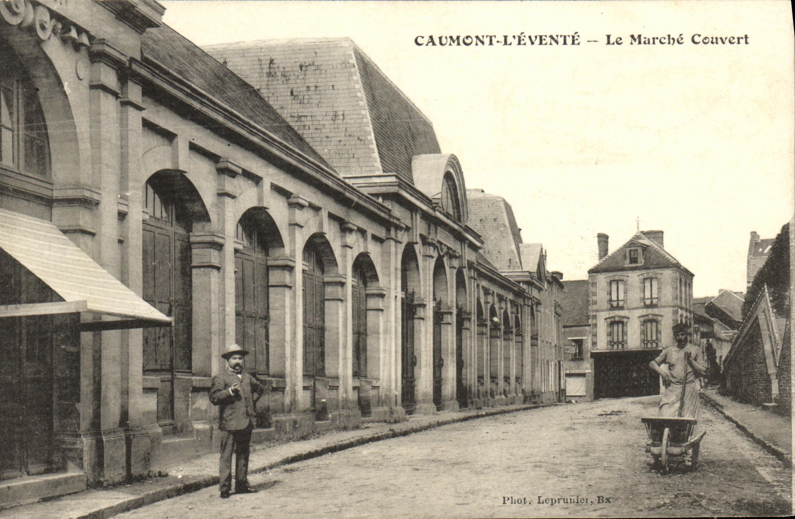 La POSTAL Caumont L de la VENDIMIA ventila el mercado cubierto