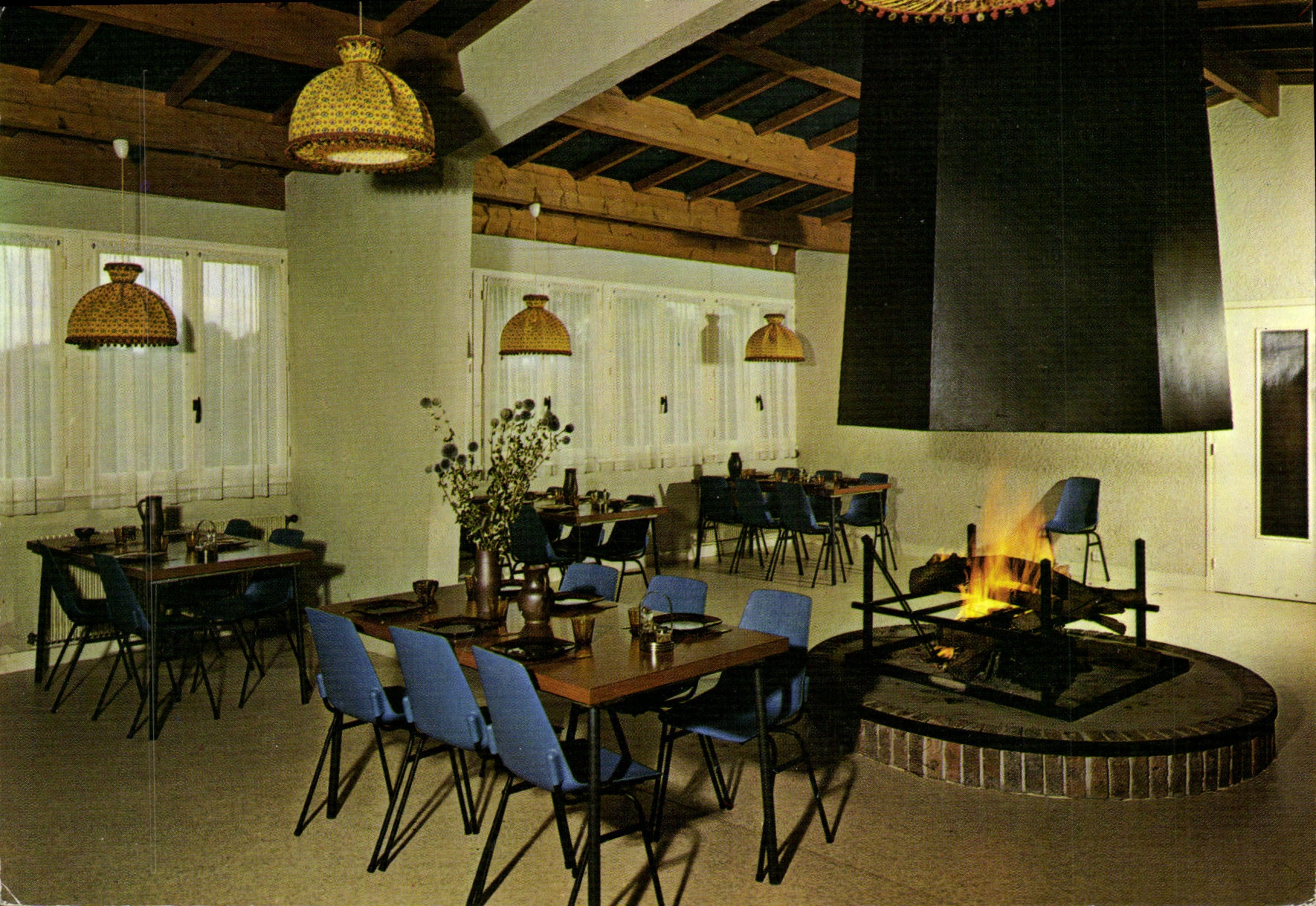 CPM La Suisse Normande Clecy Maison Familiale de Vacances Tourisme et Travail La salle a manger avec cheminee centrale