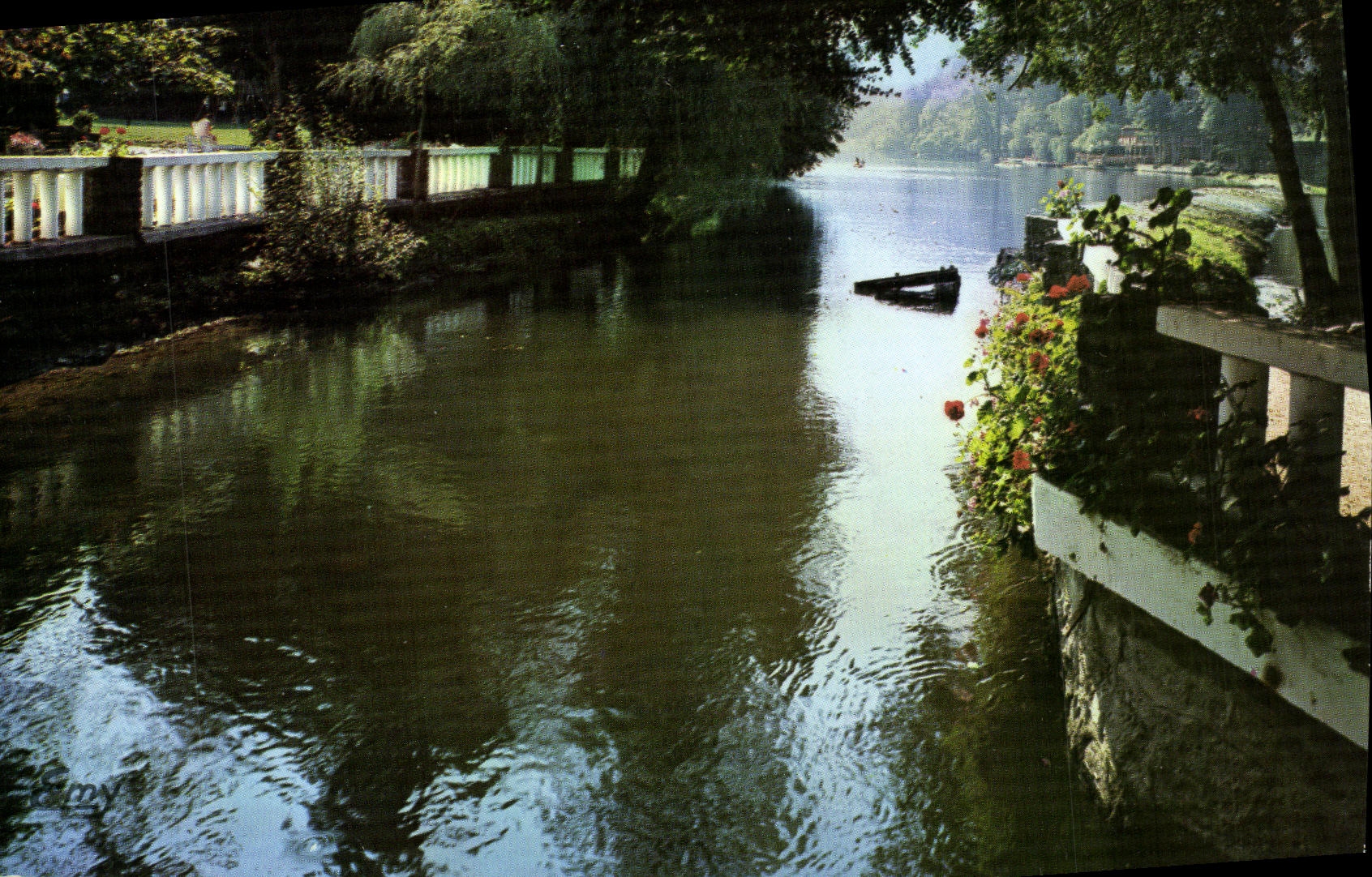 CPM Hotellerie du Moulin du Vey Le Vey Par Clecy La terrasse en bordure de L Orne