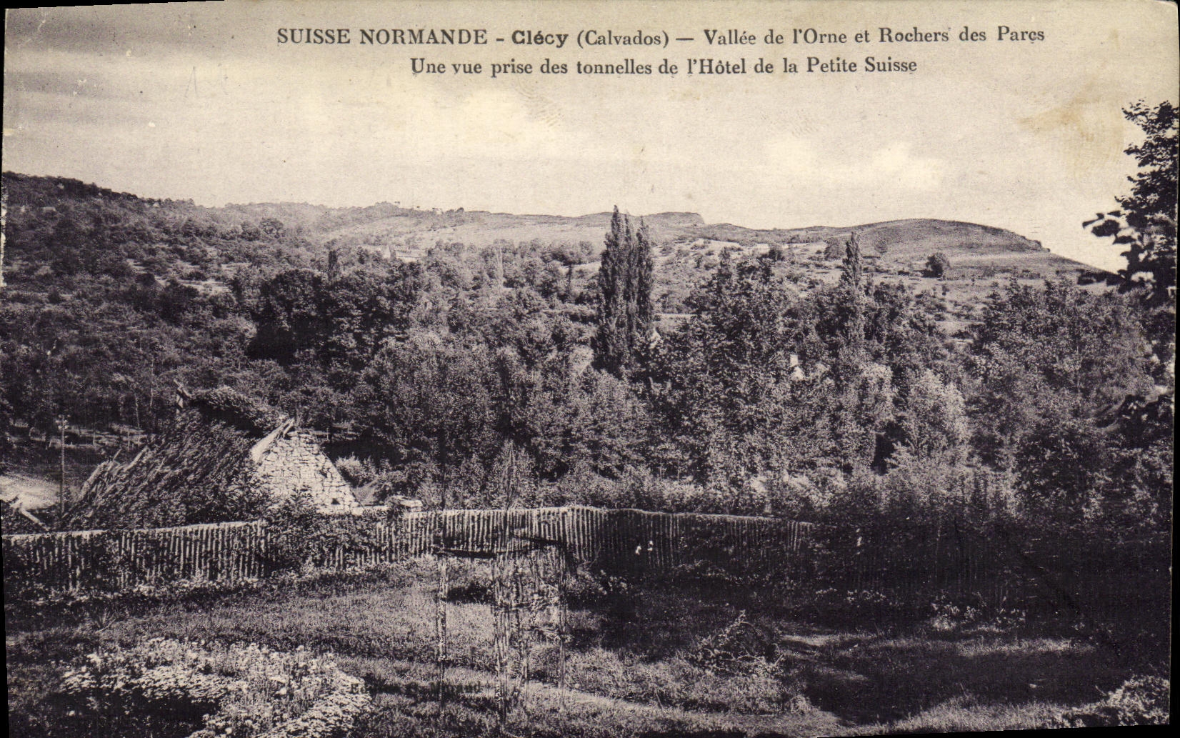CPA Suisse Normande Clecy Vallee de l Orne et Rochers des Parcs Une vue prise des tonnelles de l hotel a Petite Suisse