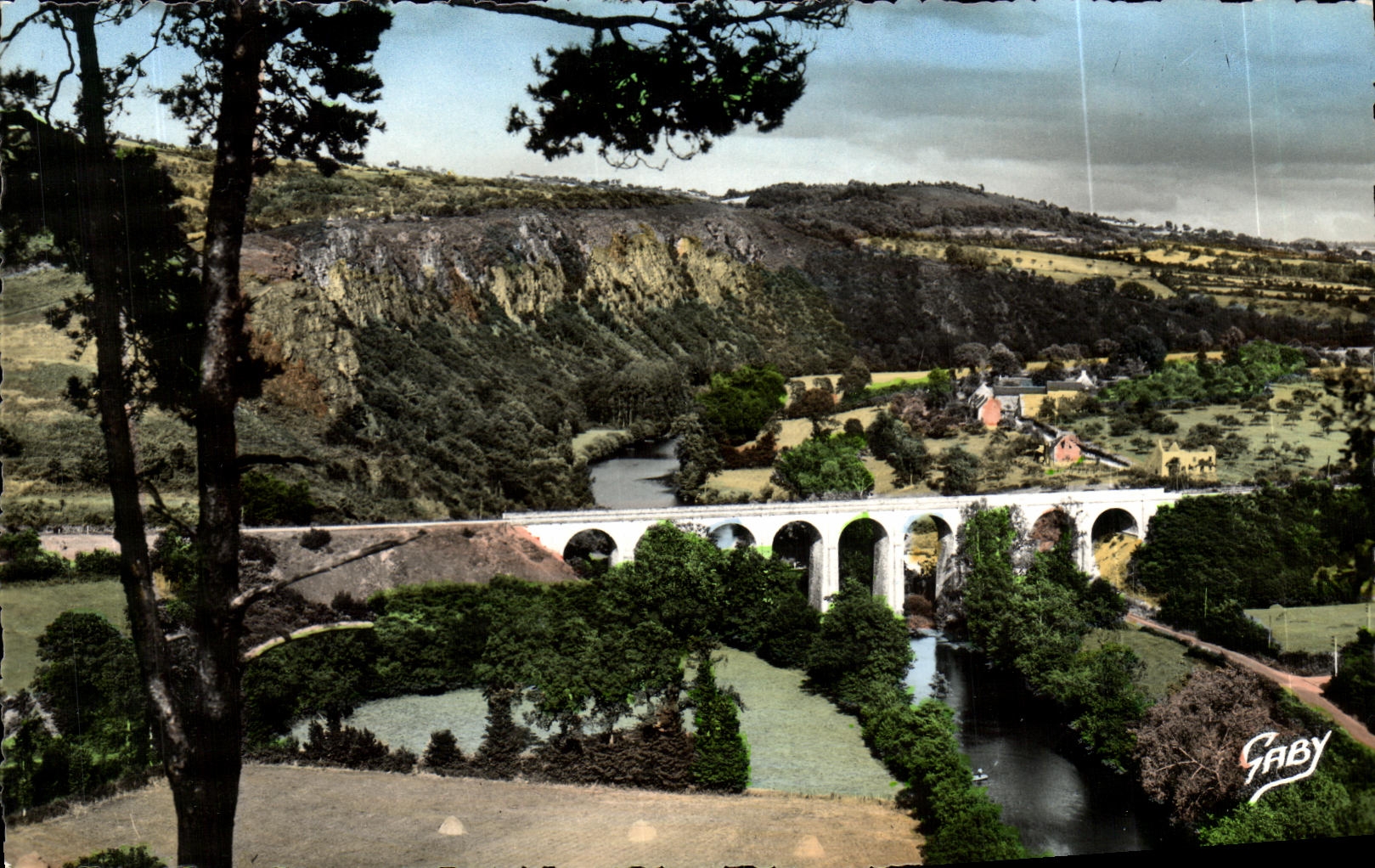 CPM Clecy Le Viaduc et les Rochers des Parcs