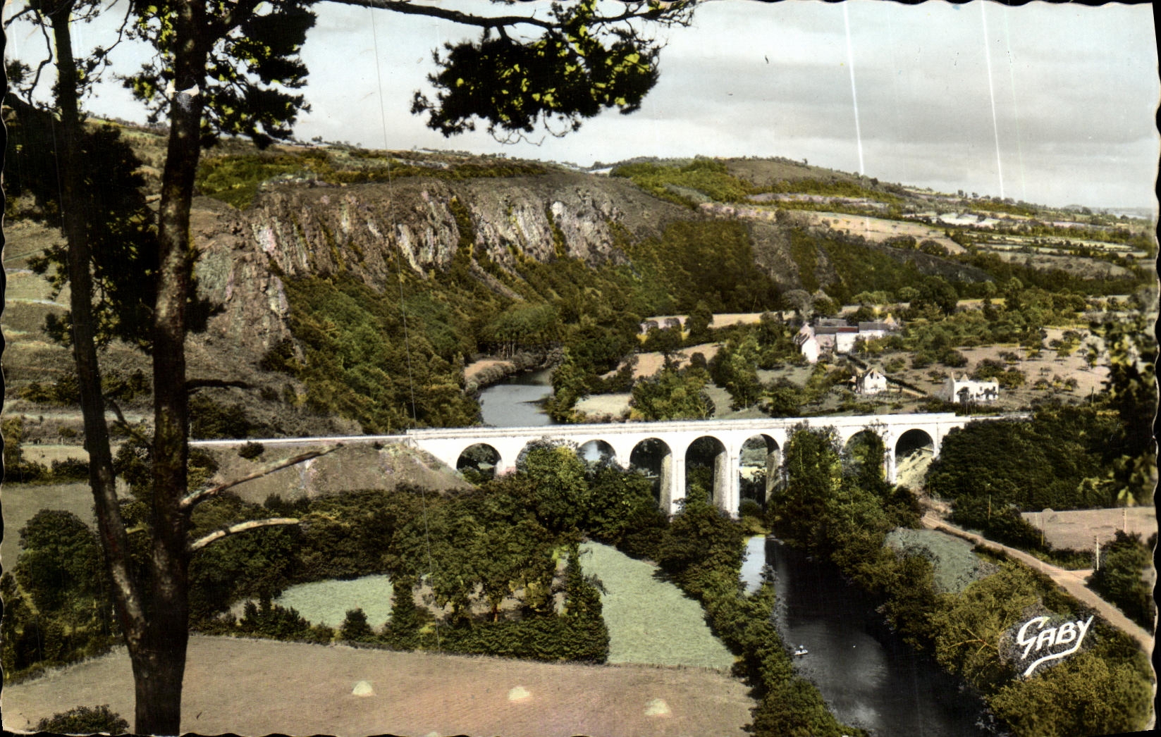 CPM Clecy Le Viaduc et les Rochers des Parcs