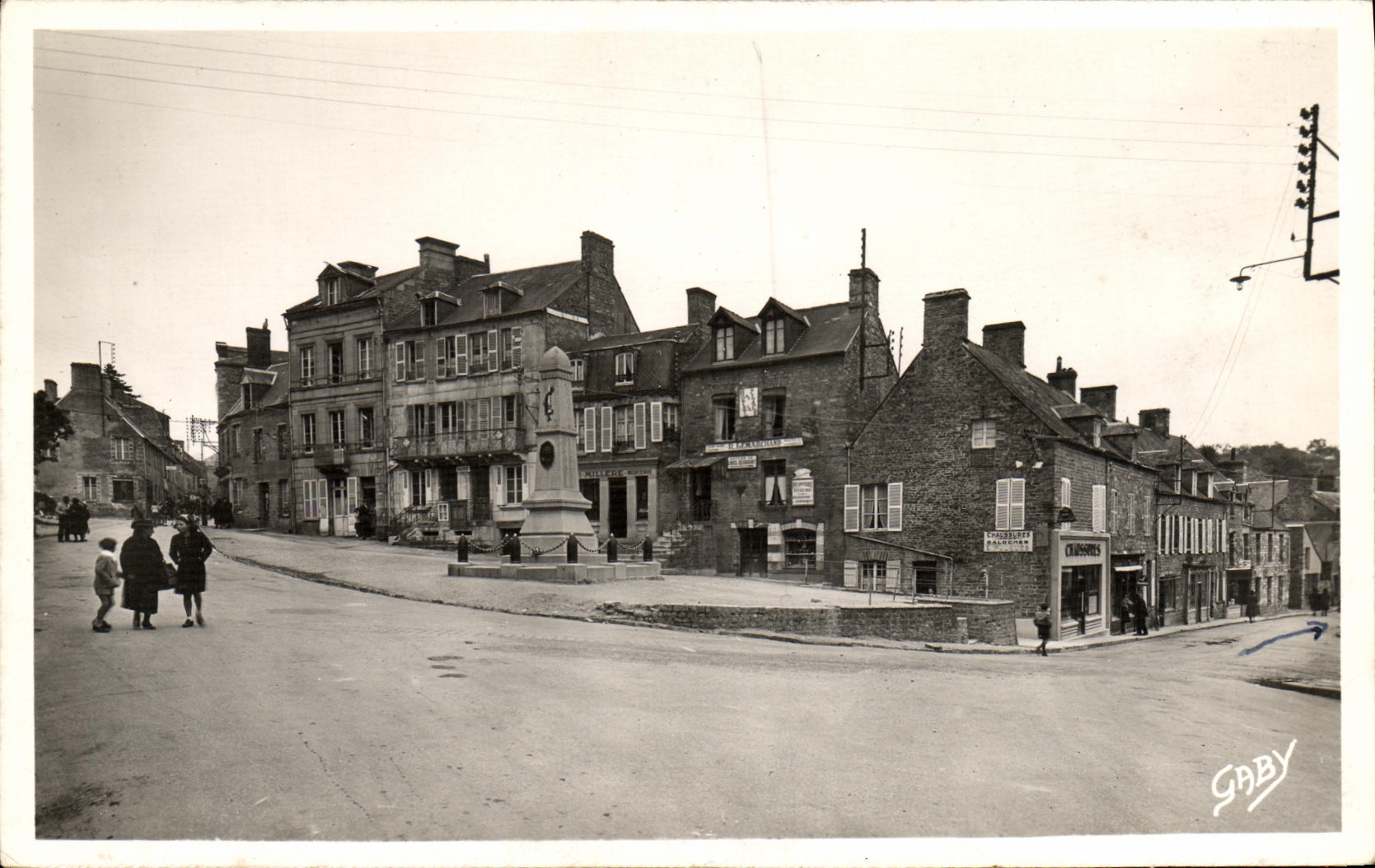 CPM Clecy La Place et le Monument aux Morts