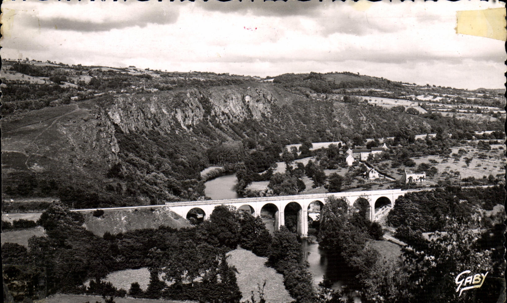 CPM Clecy Le Viaduc et les Rochers des Parcs