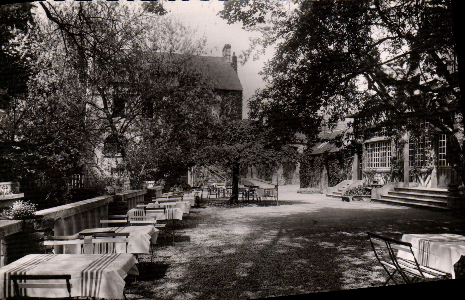 CPM Clecy Hotellerie du Moulin Terrasse sur l Orne