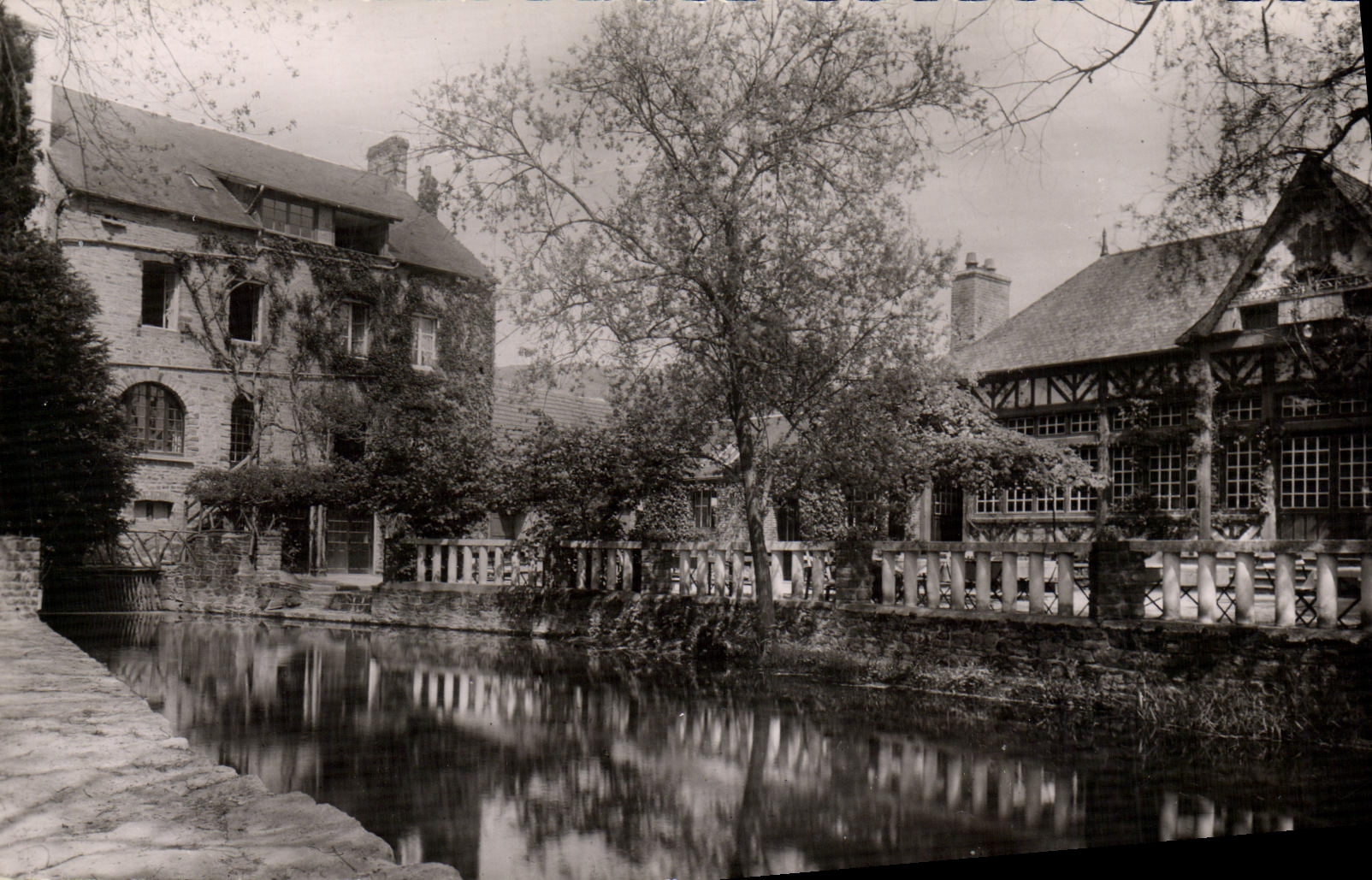 CPM Clecy Hotellerie du Moulin Hotellerie et Sallee a Manger