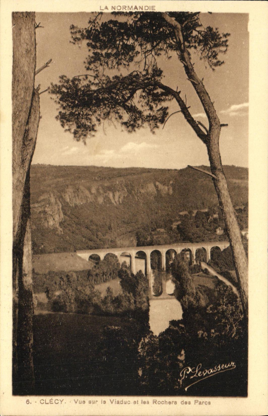 CPA Clecy Vue sur le Viaduc et les Rochers des Parcs
