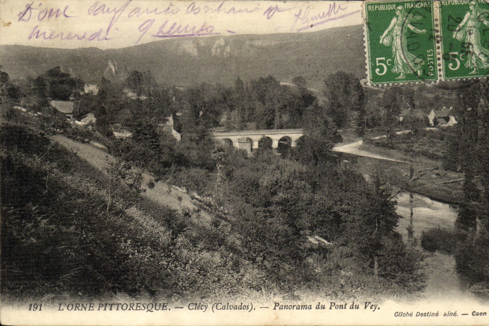 La POSTAL L de la VENDIMIA adorna el panorama pintoresco de Clecy del puente de Vey