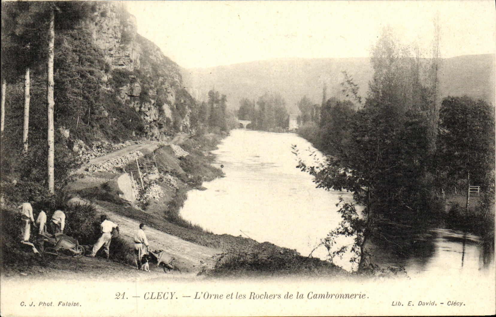 CPA Clecy L Orne et les Rochers de la Cambronnerie animee