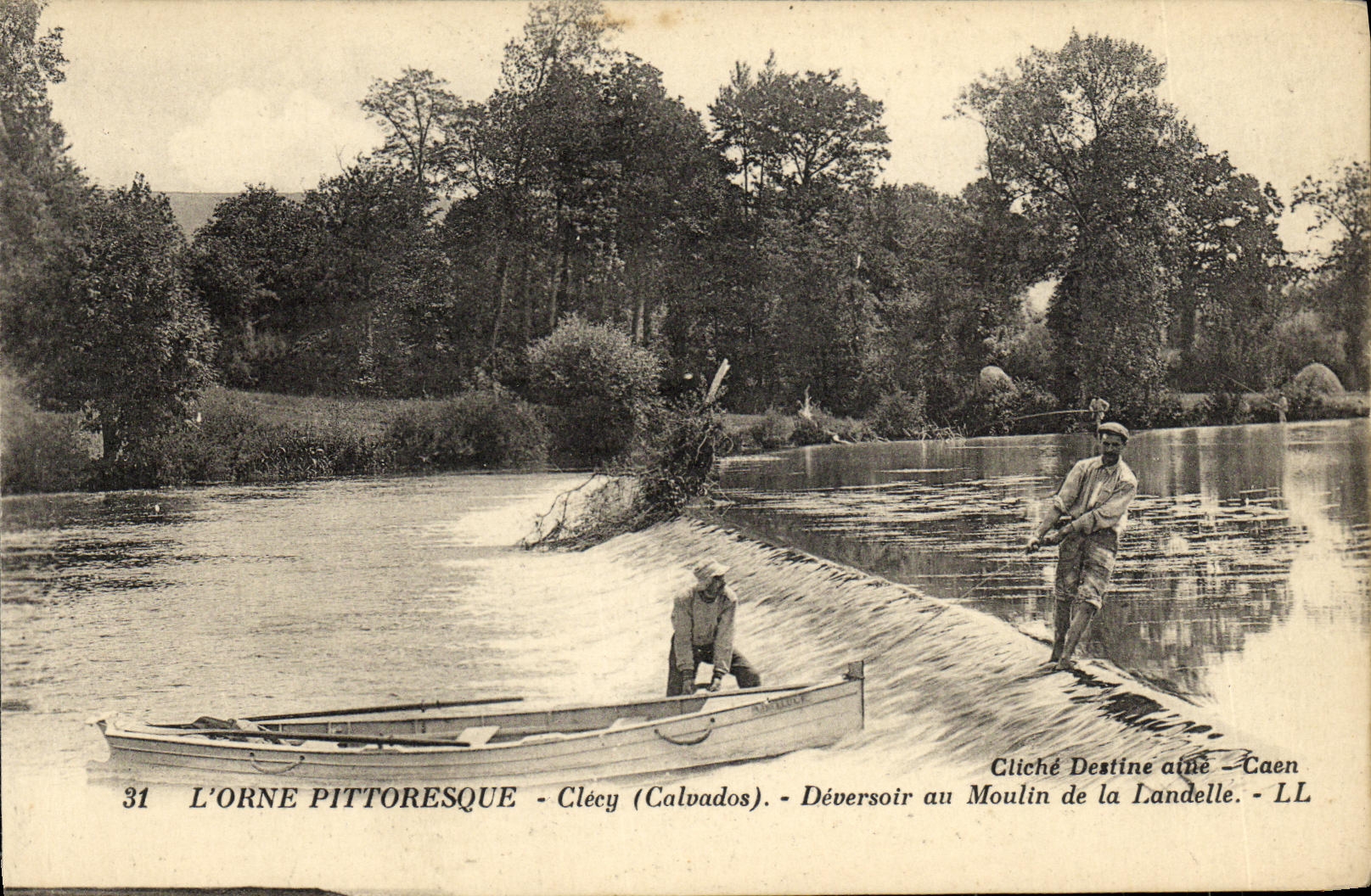 CPA Clecy Le Deversoir le Moulin de la Landelle Canoe