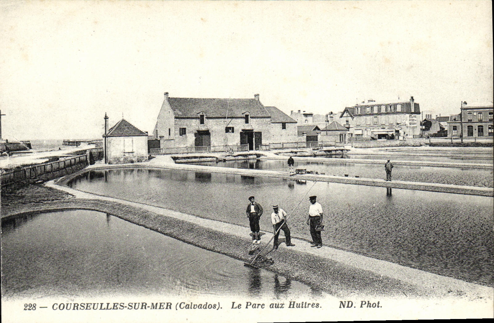 VINTAGE POSTCARD Courseulles On Sea the Park in Huttres