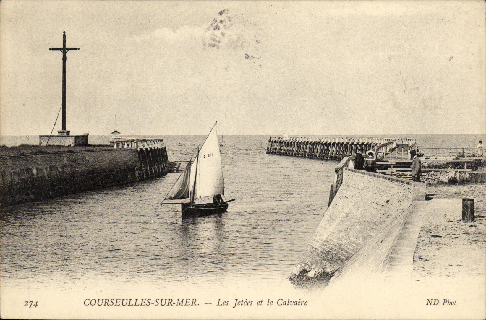 CPA Courseulles Les Jetees et le calvaire Bateau