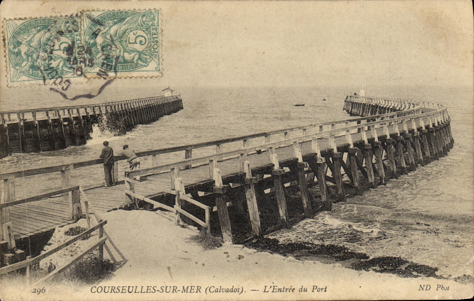 CPA Courseulles Sur Mer L Entree Du Port