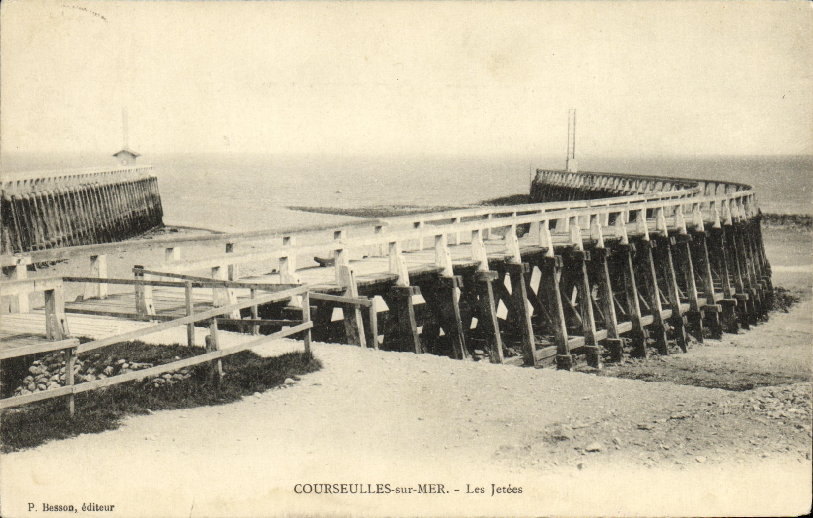 VINTAGE POSTCARD Courseulles On Sea Piers