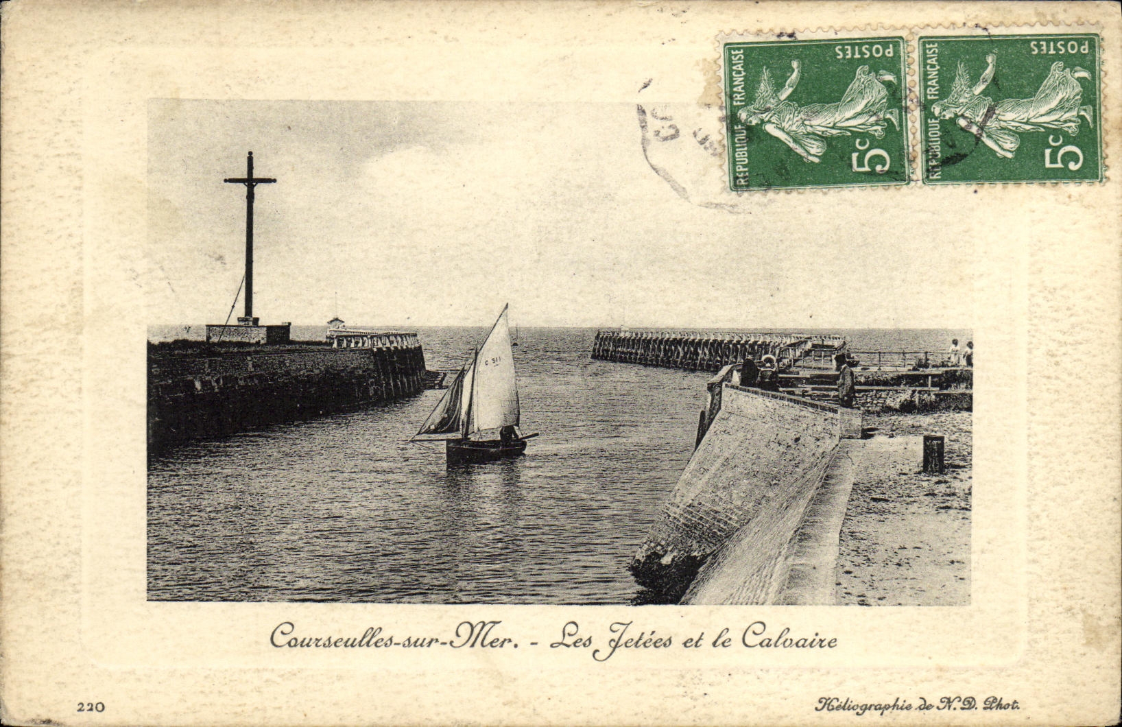 CPA Courseulles Sur Mer Les Jetees et le calvaire Bateau