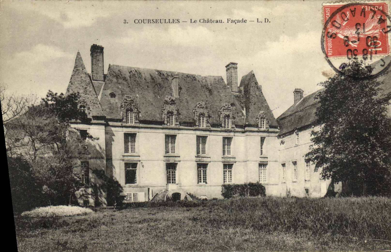 VINTAGE POSTCARD Courseulles the Castle Frontage