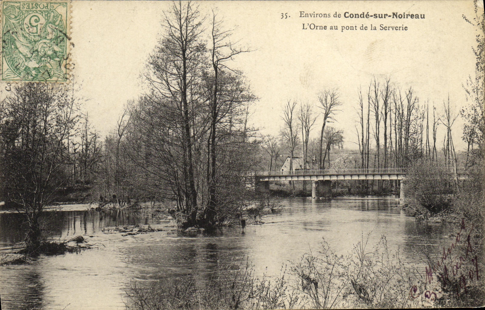 Los alrededores de la POSTAL de la VENDIMIA del poli en Noireau L adornan con el puente de Serverie