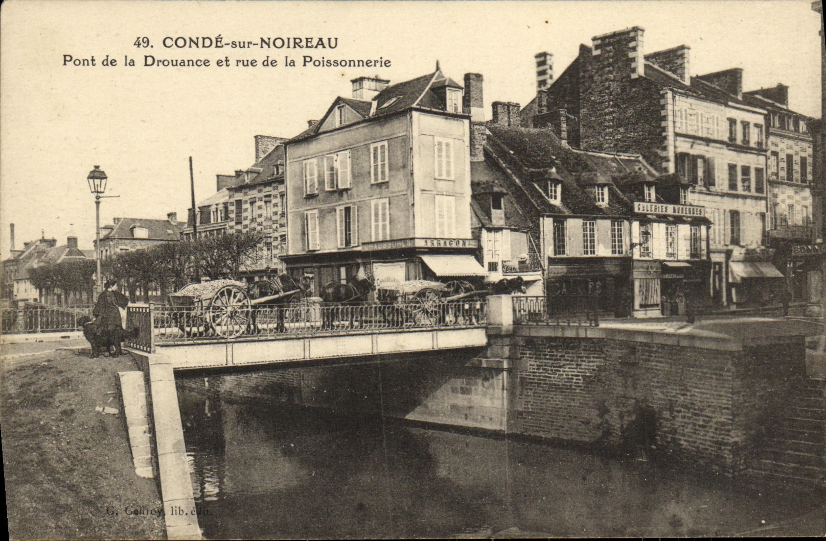 CPA Conde Sur Noireau Pont de la Drouance et rue de la Poissonnerie